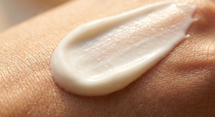 کرم ضد آفتاب SPF50 پوست خشک و حساس بژ روشن لیپورکس 40 میلی لیتری